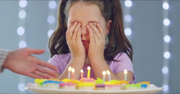 Menina Criança Bolo Aniversário Vela Com Surpresa Rosto Felicidade Para — Vídeo de Stock