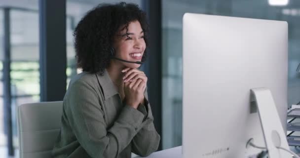 在客户服务机构的服务台用电脑 微笑和咨询师刻画快乐女人的形象 非洲虚拟助理的呼叫中心代理 电话营销和面部表情 — 图库视频影像