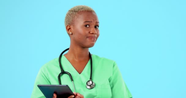 护士和黑人女人摇头与平板在工作室隔离蓝色背景模型 女性医务专业人员和没有 拒绝或严重反对保健服务 — 图库视频影像