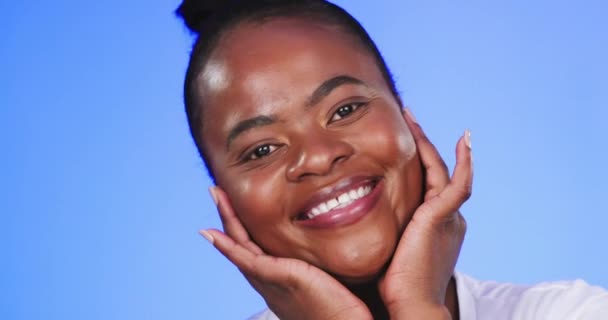 Black Woman Hands Face Beauty Portrait Skincare Cosmetics Glow Shine — Stock Video