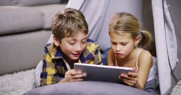 Kinderen Met Tablet Tent Meisje Jongen Met Technologie Thuis Leesboek — Stockvideo