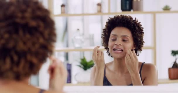 Espelho Mulher Banheiro Com Dentes Fio Dental Rotina Matinal Limpeza — Vídeo de Stock
