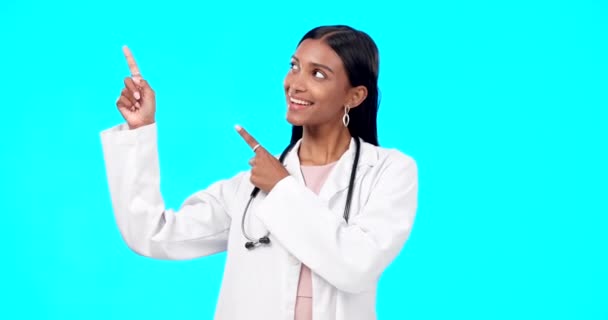 Врач Здравоохранения Студия Счастливая Женщина Указывают Медицинское Продвижение Уведомление Больницы — стоковое видео
