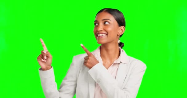 Mujer Cara Apuntando Con Pantalla Verde Maqueta Con Felicidad Sonrisa — Vídeos de Stock