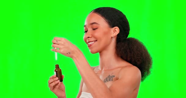 스튜디오에서 아름다움 치료로 화면에 나타나는 여성의 화장품 피부를 드로퍼를 — 비디오