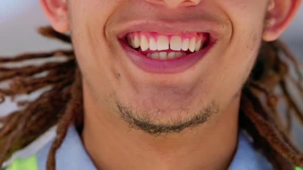 歯のケア 衛生およびクリーニングの結果のための歯を持つ男 笑顔と口は屋外を閉じます モデルの顔人の歯と初心者のための幸せな気分白化 歯医者と健康保険 — ストック動画
