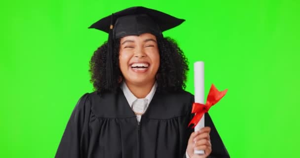 幸せな女性 卒業証書と緑の画面上の卒業生 大学教育と興奮した女の子 アフリカの大学の卒業生 お祝いの証明書と笑顔 研究とキャリアの機会 — ストック動画