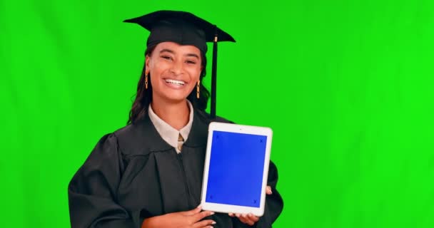 Tablet Absolventin Und Grüner Bildschirm Mit Gesicht Und Hand Zeigen — Stockvideo