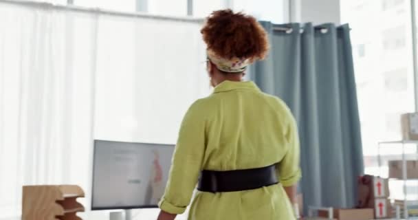 Спина Черная Женщина Модельер Компьютером Планирование Начать Работу Современном Офисе — стоковое видео