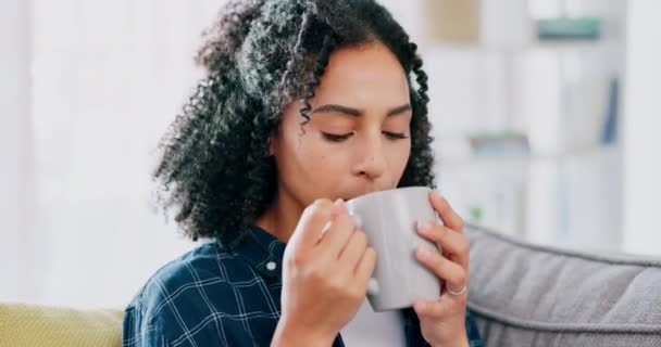 Glückliche Frau Hause Und Entspannen Sie Sich Bei Kaffee Der — Stockvideo