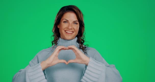 Corazón Pantalla Verde Retrato Una Mujer Con Signo Mano Aislado — Vídeo de stock