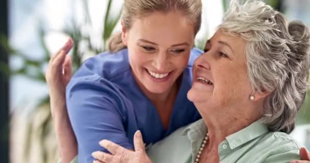 护士拥抱 老年妇女和病人在医院与支持 照顾和微笑的工作 有女性护理人员的医疗保健 医疗和健康诊所 以及面带微笑的老年人 — 图库视频影像