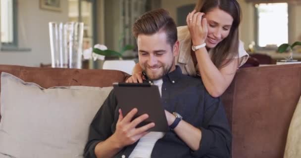 Šťastný Pár Pohovce Tabletem Objetím Internetem Sociální Média Poštou Nebo — Stock video