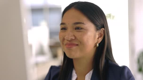 Mujer Negocios Computadora Oficina Sonrisa Gerente Contabilidad Digital Sintiéndose Feliz — Vídeos de Stock