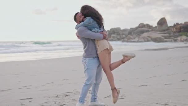 해변에서 로맨스를 축하하는 즐거운 커플들 포옹하는 포옹하고 남자와 휴가를 즐기고 — 비디오