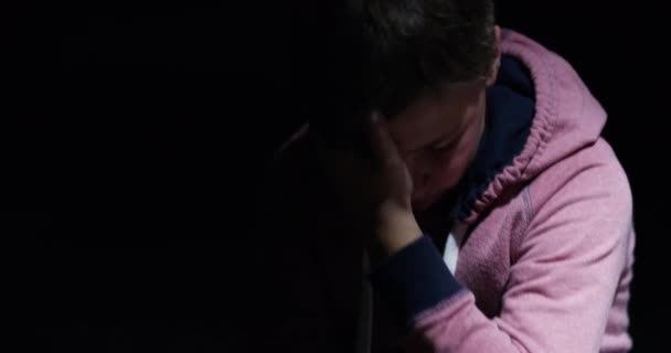 Abuso Infantil Violencia Doméstica Llanto Con Niño Sentado Cuarto Oscuro — Vídeos de Stock