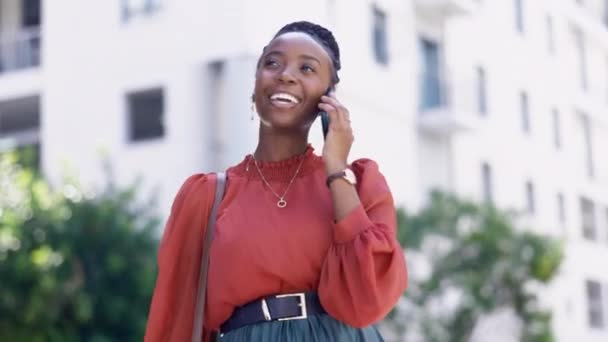 Llamada Telefónica Negocios Viajes Con Mujer Negra Ciudad Para Establecer — Vídeos de Stock