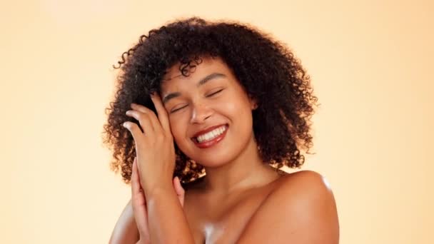 Cara Cuidado Piel Belleza Sonrisa Mujer Estudio Aislado Sobre Fondo — Vídeo de stock