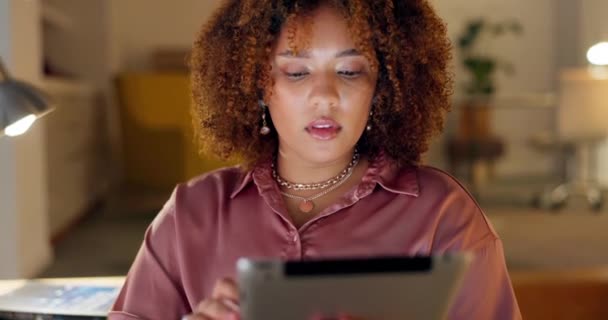 タブレット 思考と問題解決ビジネス黒の女性と彼女のオフィスで夜 締め切りに取り組んでいます 女性従業員がデータや計画戦略を読むアイデア インターネット — ストック動画