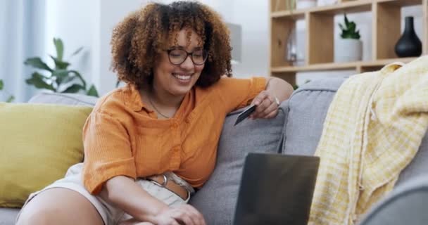 카우치 노트북 카드를 온라인 기술로 집에서 수있는 곳에서 행복하게 소파에서 — 비디오