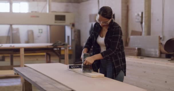 Stolarz Drewno Kobieta Szlifują Warsztacie Kreatywności Procesu Produkcyjnego Pracownica Szlifierką — Wideo stockowe