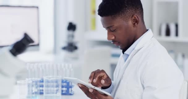 Naukowiec Czarny Człowiek Portret Tabletem Laboratorium Badania Medyczne Badania Technologia — Wideo stockowe