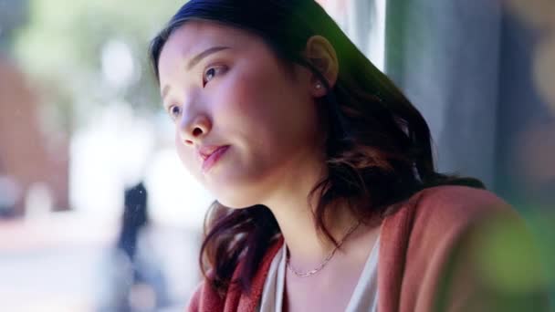 思维和亚洲女人有压力 担心问题和未来 玻璃杯 日本女性和有精神健康的女孩 忧心忡忡 — 图库视频影像