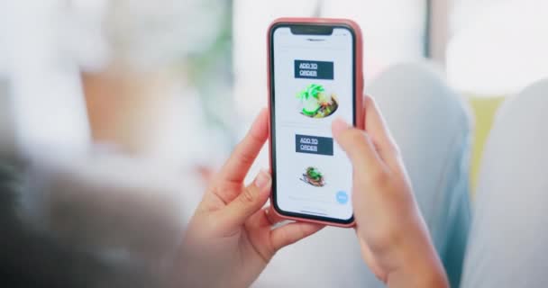 食べ物 ランチの注文やディナーの決定のためのウェブサイト上でスクロール 電話画面と手 選択と自宅で朝食 健康的な食事や夕食のためのモバイルアプリで閲覧女性 — ストック動画