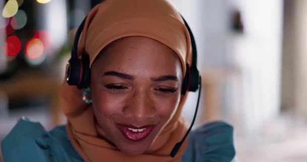イスラム教徒のコールセンターの女性は 夜と技術サポートを聞いて 笑顔とアドバイスと相談するためのヘルプデスク ハッピーイスラムコンサルタント 顧客サービスとリスニング 質問やソリューションのためのVoip — ストック動画