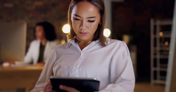 Tablet Éjszakai Üzletasszony Hivatalban Mosollyal Dolgozik Késő Esti Jelentés Kutatás — Stock videók