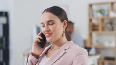 Telefon görüşmesi, iletişim ve iş kadını konuşması, tartışma ya da ağ bağlantısı ile b2B konuşmaları. Sohbet bağlantısı, ofis danışmanlığı ve cep telefonuyla konuşan kadın danışman..