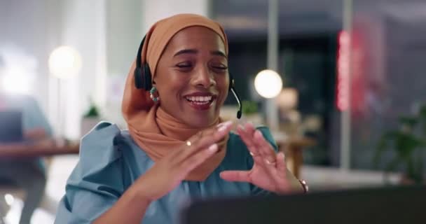 穆斯林客户服务妇女 夜间和呼叫中心与视频通话 微笑和服务台咨询与建议 快乐的伊斯兰顾问 Crm和Voip倾听 问题和技术解决方案 — 图库视频影像