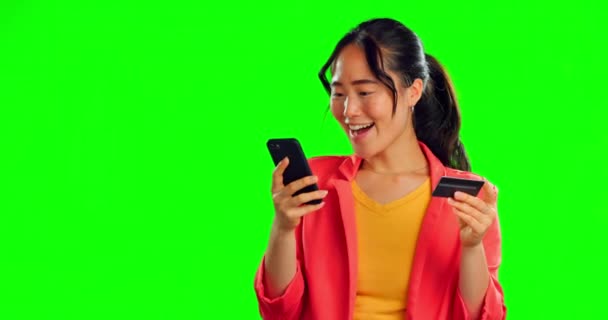 スタジオバックボーナス ローンや財務上の成功に孤立した電話で勝つクレジットカード 緑の画面と女性 幸せなアジア人やフィンテックバンキングで携帯電話でオンラインショッピングを受賞 — ストック動画