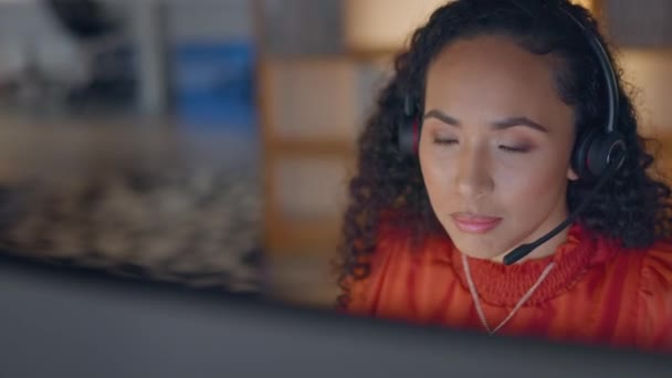 黑人妇女 呼叫中心和在办公室服务台为客户提供电脑支持 服务或电话推销方面的咨询 非洲裔美国女顾问在台式计算机上与耳机对话 以获得在线帮助 — 图库视频影像