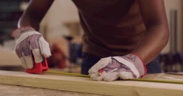 Drewno Stolarz Rêce Owieka Miark Taśmie Warsztacie Produkcji Procesu Kreatywno — Wideo stockowe
