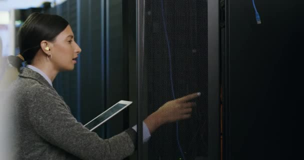 数据中心的妇女 拥有平板电脑 系统维护和数字存储工程师 用于数据库更新 服务器机房的技术人员 网络管理人员和女技术员在线模拟 — 图库视频影像