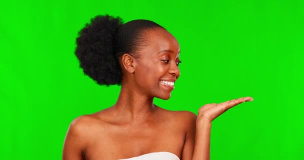 面部美感 黑女人点点头 手拿着绿色屏风来展示温泉的治疗和处理 Chromakey空间 模型和健康选择与一个非洲女性模式显示化妆品促销和提供 — 图库视频影像
