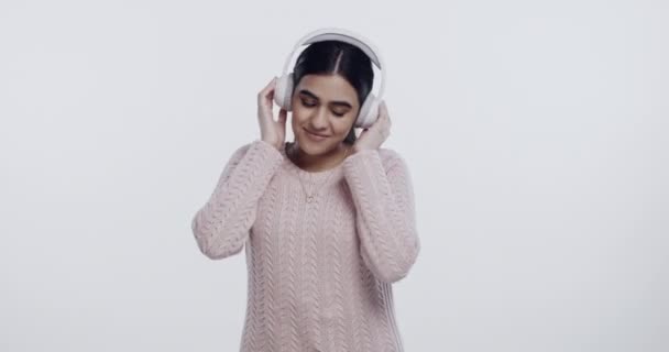 Γυναίκα Πρόσωπο Και Χαμόγελο Ακουστικά Στο Στούντιο Για Μουσική Ακρόαση — Αρχείο Βίντεο