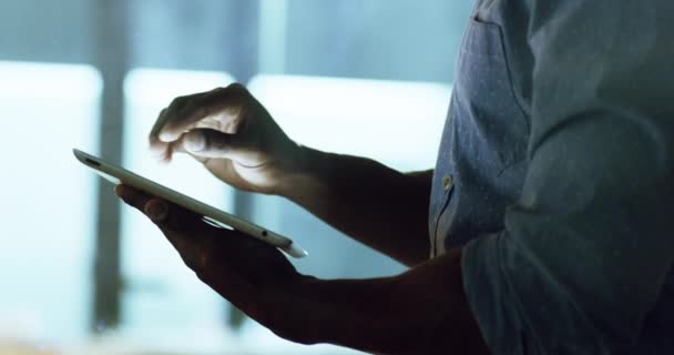 Üzleti Kéz Ember Egy Tabletta Éjszaka Vagy Kapcsolat Gépelés Szoftver — Stock videók
