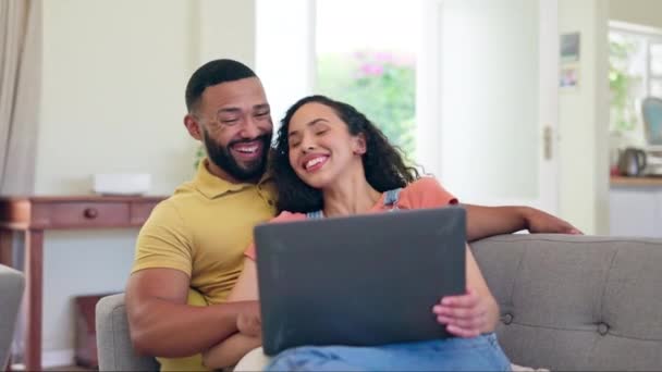 Szerelem Pihenés Pár Laptop Egy Kanapén Streaming Szórakozás Kötődés Otthonukban — Stock videók