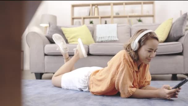 Mulher Feliz Chão Com Fones Ouvido Telefone Música Para Saúde — Vídeo de Stock