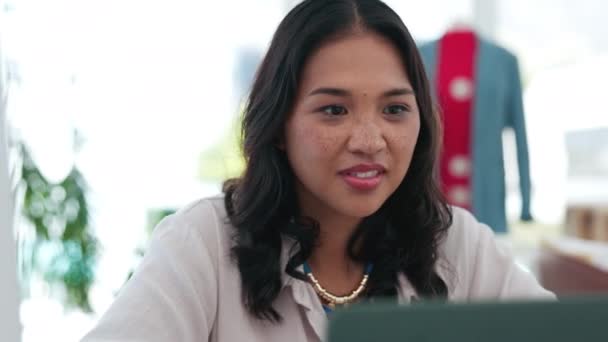 Екомерція Мода Захоплена Азіатська Жінка Ноутбуком Щасливі Аплодисменти Невеликих Бізнес — стокове відео