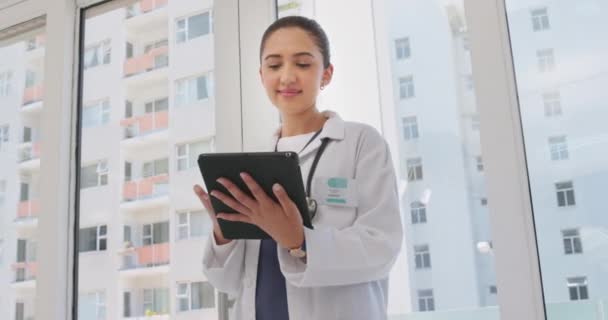 Tablet Medico Felice Donna Ospedale Facendo Ricerche Mediche Internet Felicità — Video Stock