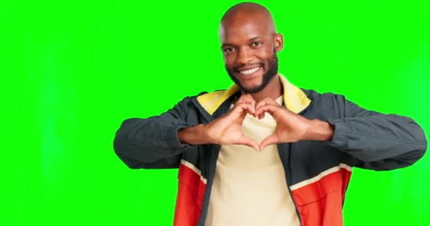 Uśmiech Serce Ręce Wsparcie Czarnym Mężczyzną Zielonym Ekranie Studio Romantyzmu — Wideo stockowe