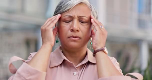 Ανώτερη Γυναίκα Στην Επιχείρηση Πονοκέφαλο Υπαίθρια Πόνο Και Άγχος Άγχος — Αρχείο Βίντεο