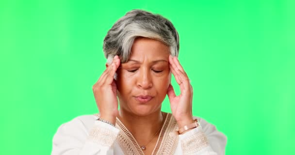 压力或成熟的女人在绿色屏幕上与焦虑 庙宇按摩或倦怠在工作室 偏头痛或头晕 疲倦或沮丧的老年人的头部疼痛 脑雾或脸部 — 图库视频影像
