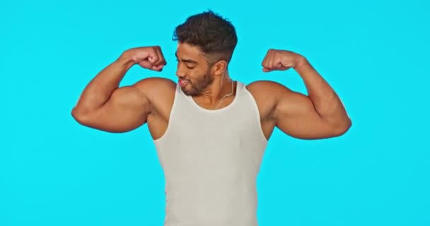 Gym Fitness Och Man Flexing Mockup Utrymme Blå Bakgrund Information — Stockvideo
