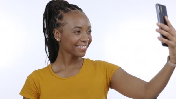 Siyahi Kadın Telefon Barış Özçekimi Stüdyo Arka Planında Mutluluk Blog — Stok video