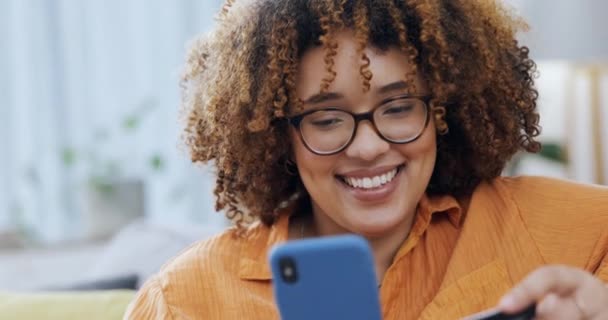 Mulher Feliz Celular Cartão Crédito Para Compras Line Comércio Eletrônico — Vídeo de Stock