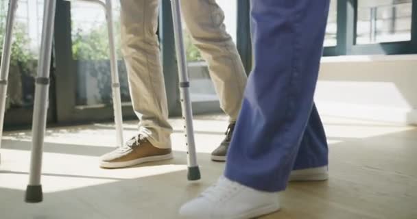 男人和脚与步行者在地板上的帮助 房子和支持病人在特写镜头 护老院为残疾长者提供的照顾者妇女 活动能力练习和帮助手 — 图库视频影像